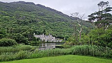 Kylemore Abbey le�í u jezera Pollacapall Lough a jeho neogotická silueta je...