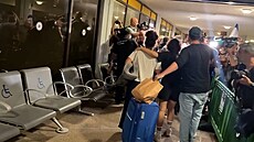 Cestující z krvavého letu vítal na leti�ti dav a Netanjahu