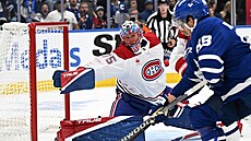 Jakub Dobe� (75) z Montreal Canadiens ská�e po puku v duelu s Toronto Maple...
