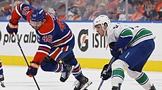 Brock Boeser (6) z Vancouver Canucks fauluje, Max Jones (46) z Edmonton Oilers...