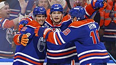 Vasilij Podkolzin (92) slaví se spoluhrá�i z Edmonton Oilers gól.