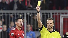 �eský rozhod�í Pavel Královec trestá �lutou kartou Jamese Rodrigueze z Bayernu.