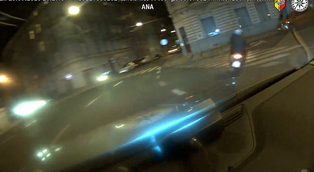 Opilý a zdrogovaný motorkář ztratil spolujezdkyni, když ujížděl policii