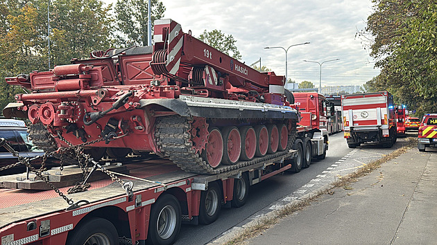 Tank se pokouší vytáhnout kamion uvázlý pod mostem, doprava v okolí kolabuje