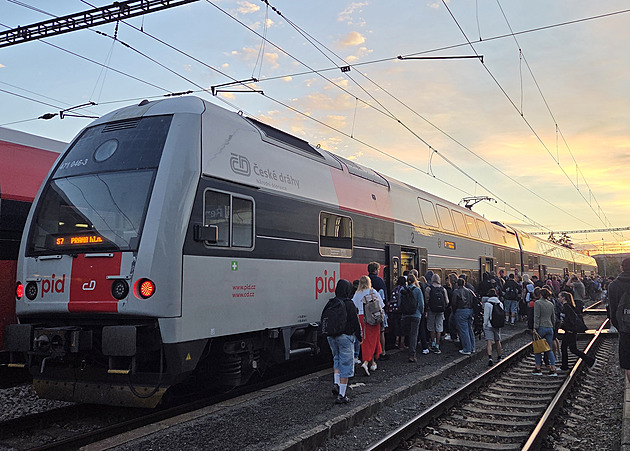 Přeplněné a zpožděné vlaky u Prahy. Kraji dochází trpělivost, drahám hrozí sankcemi