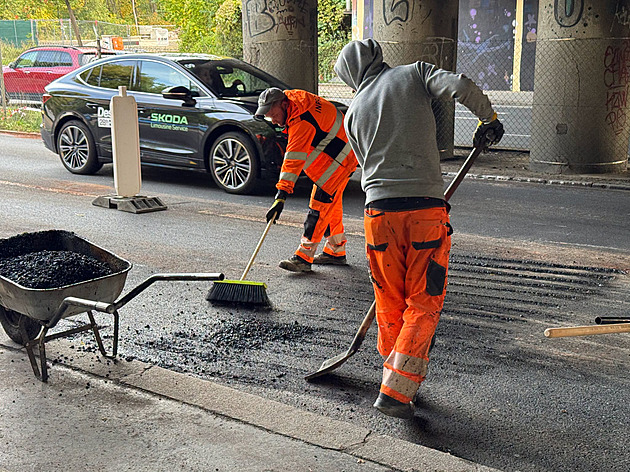 Rozřezat vrtnou soupravu jsme nechtěli. Hasiči o detailech vyproštění kamionu