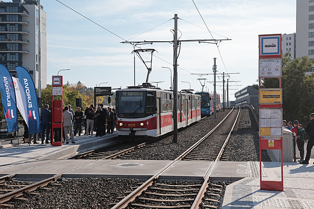 Praha má u Vltavy novou tramvajovou zastávku, místním výrazně zkracuje pěší docházku