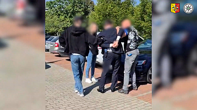 Živnost založil na podvodech, vydělal miliony. Studenta zadrželi při příchodu ke státnicím