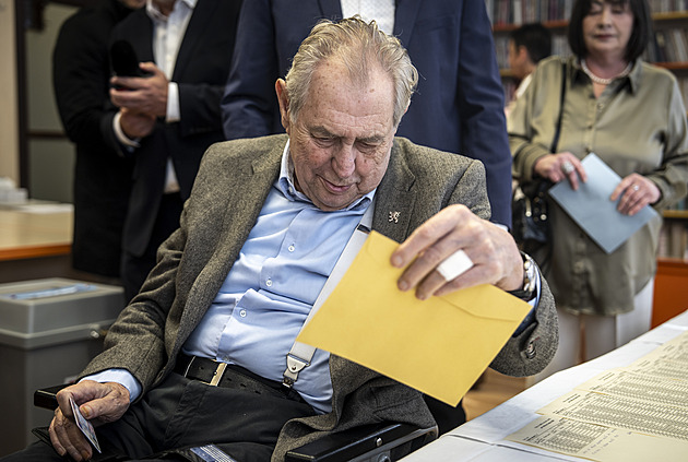 Volit nepůjdu, potvrdil Zeman. Prázdnou obálku považuje za zbytečné gesto
