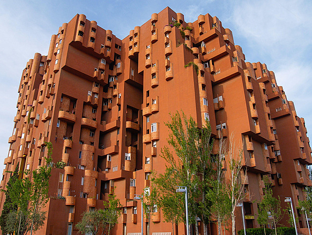 Utopie z cihel. Šílené vertikální bludiště v Barceloně fascinuje i po letech