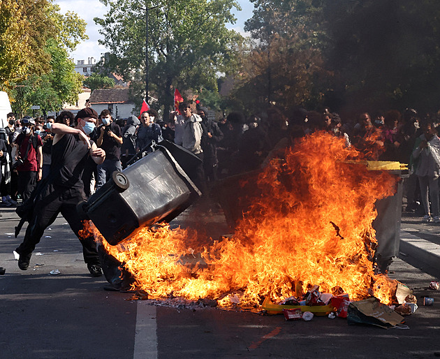 Hořící školy, mnoho napadených. Protesty ve Francii se zvrhly ve vlnu násilí