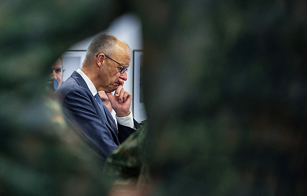 Nenecháme se znejistit hybridními útoky Ruska, prohlásil německý kancléř Merz