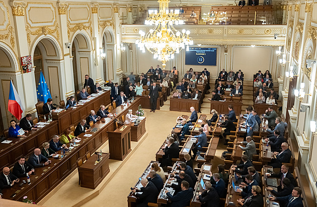 Vláda bude čelit interpelacím. Sněmovna projedná také mezinárodní smlouvy