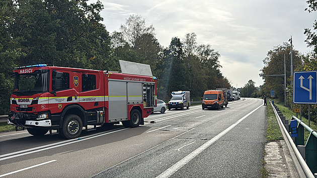 Řidič ztratil kontrolu nad přívěsem, který se mu odpojil. Do něj vzápětí nabouralo další auto