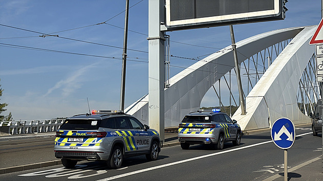 Na oblouku Trojského mostu ležel muž, po příjezdu policie dobrovolně slezl