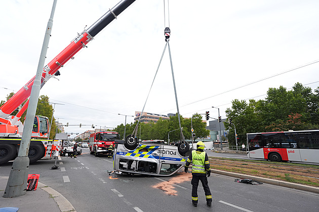 Policejní dodávka skončila po střetu s osobním autem na střeše