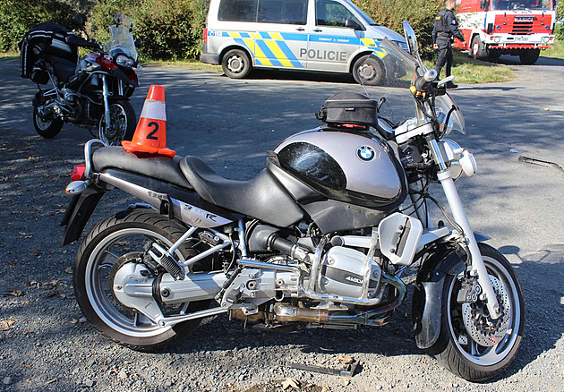 Střet auta s motorkou nejhůře odnesla opodál stojící cyklistka, letěl pro ni vrtulník