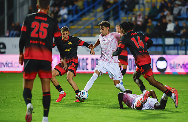 Zlín - Slavia 0:1, vítězný návrat po dlouhé pauze, jediný gól vstřelil Ayaosi