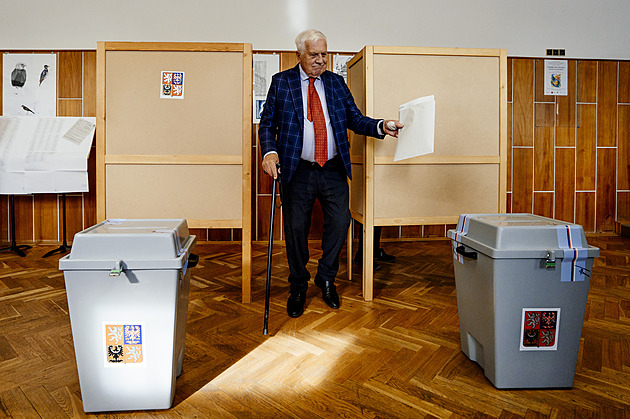 Piráti by měli zmizet z povrchu zemského, prohlásil Klaus. U volební urny žertoval