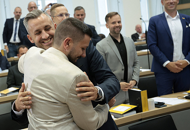 Ticho, pak potlesk. Zástupce AfD se stal poprvé předsedou zemského směnu
