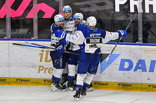 Hokejist� Komety se raduj� z branky proti Spart�.