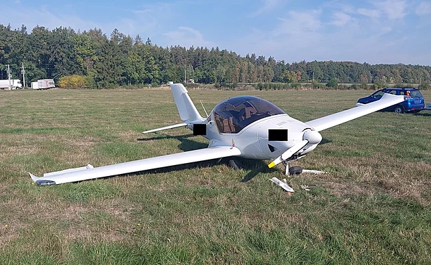 Pilot s letadlem Sting RG nezvl�dl p�ist�vac� man�vr na leti�ti Hos�n a stroj skon�il mimo dr�hu na travnat� ��sti leti�t�.