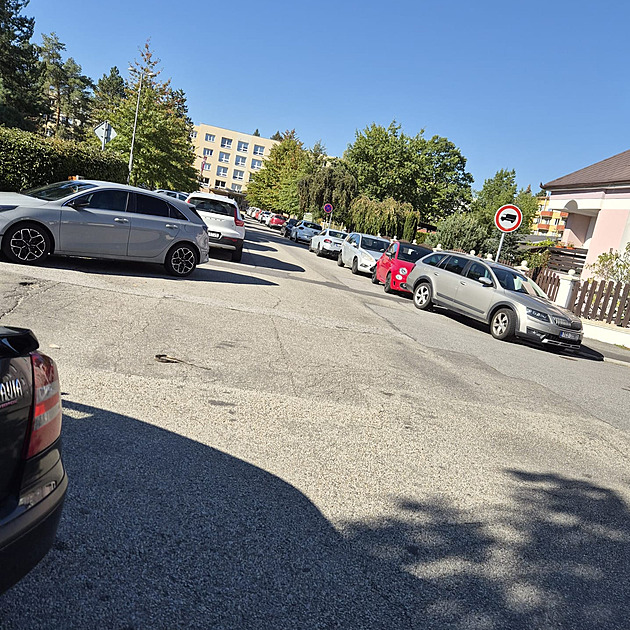 Místní si stěžovali na špatně parkující studenty, teď sami dostali pokuty