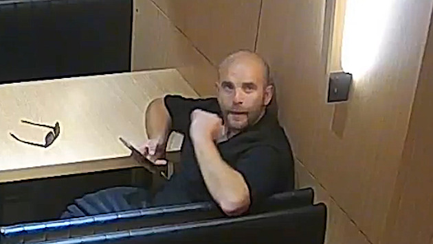 Podíval se do kamery, pak sebral zapomenutou peněženku. Policie hledá zloděje z fastfoodu