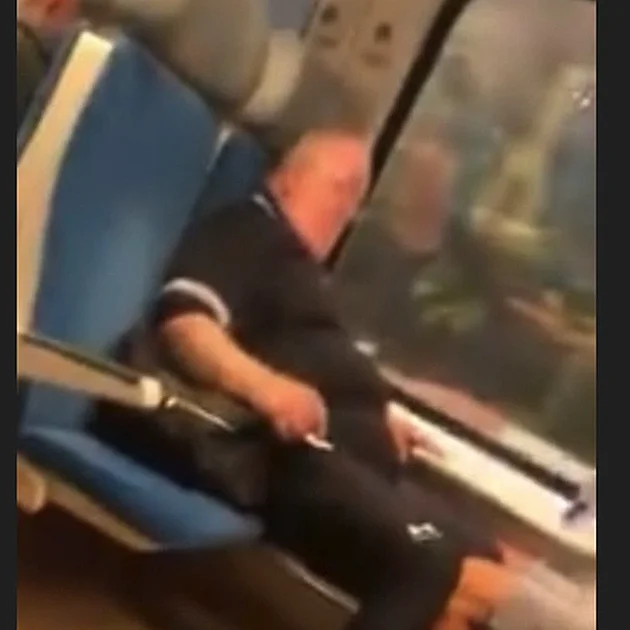 Seděl naproti oběti a hladil si přirození. Policie pátrá po muži z vlaku, hledá i důležitého svědka