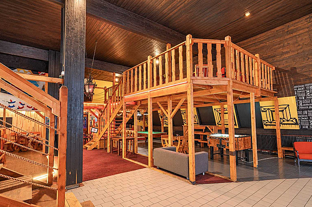 Vyhlášený klub Klondike v Peci má stopku od hasičů, pryč musejí i ikonické balkony