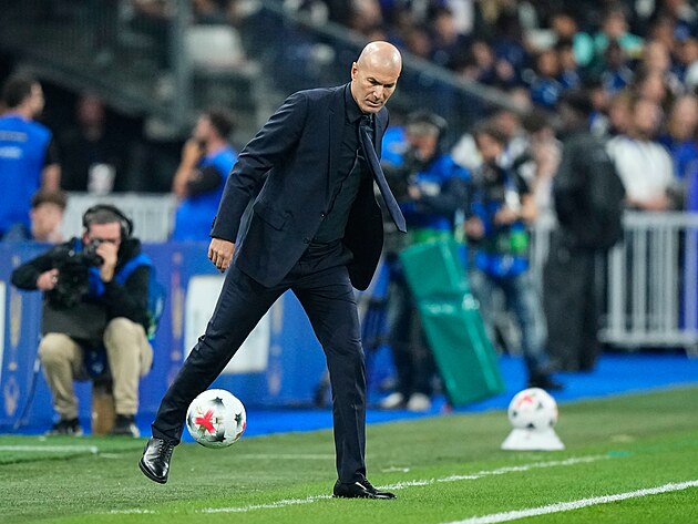 Francouzský trenér Zinédine Zidane během zápasu s Belgií.