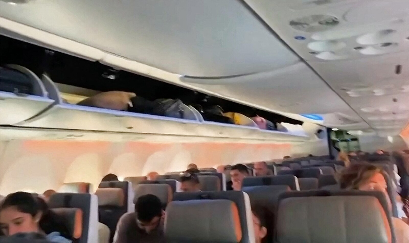 Kdo je a jaký měl motiv? Útočící pilot leží v nemocnici, řeší se jeho zbraň