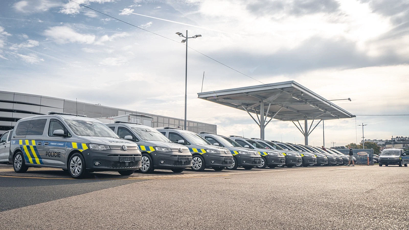 Policie převzala první část speciálně upravených aut pro kynology