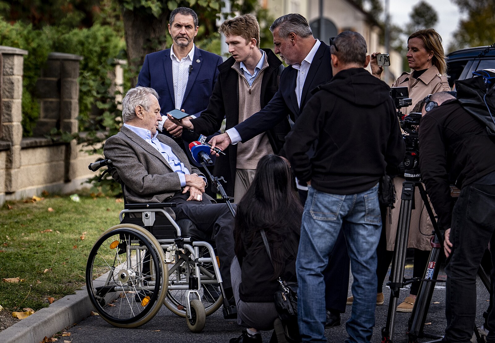 Volit nepůjdu, potvrdil Zeman. Odmítl udělat prázdné gesto