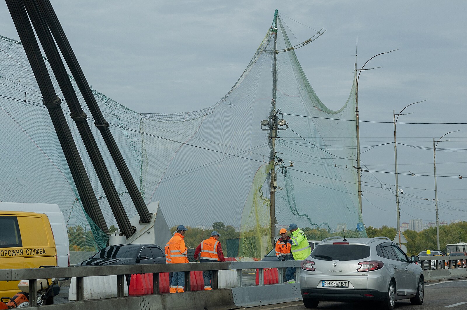 Kyjev natahuje na mosty protidronové sítě, očekává masivní ruský úder
