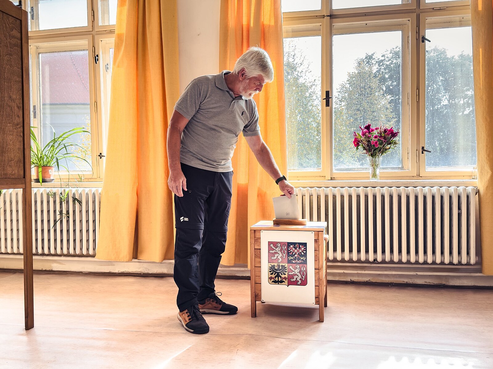 Pavel se po kritice vrátil z Afriky a odvolil. Prezident by měl jít příkladem, uznal