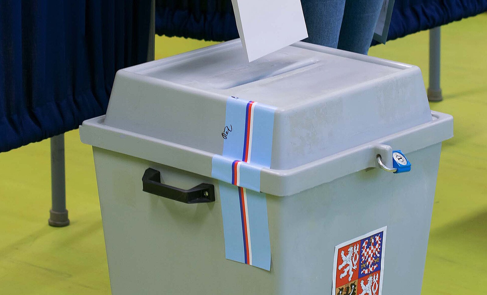 Volby 2026 ONLINE: Druhý den komunálních a senátních voleb