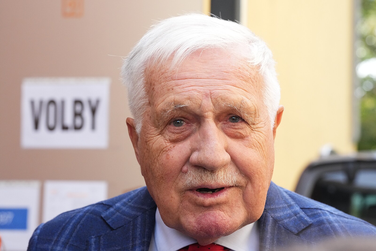 Piráti by měli zmizet z povrchu zemského, prohlásil Klaus. U volební urny žertoval | Česko