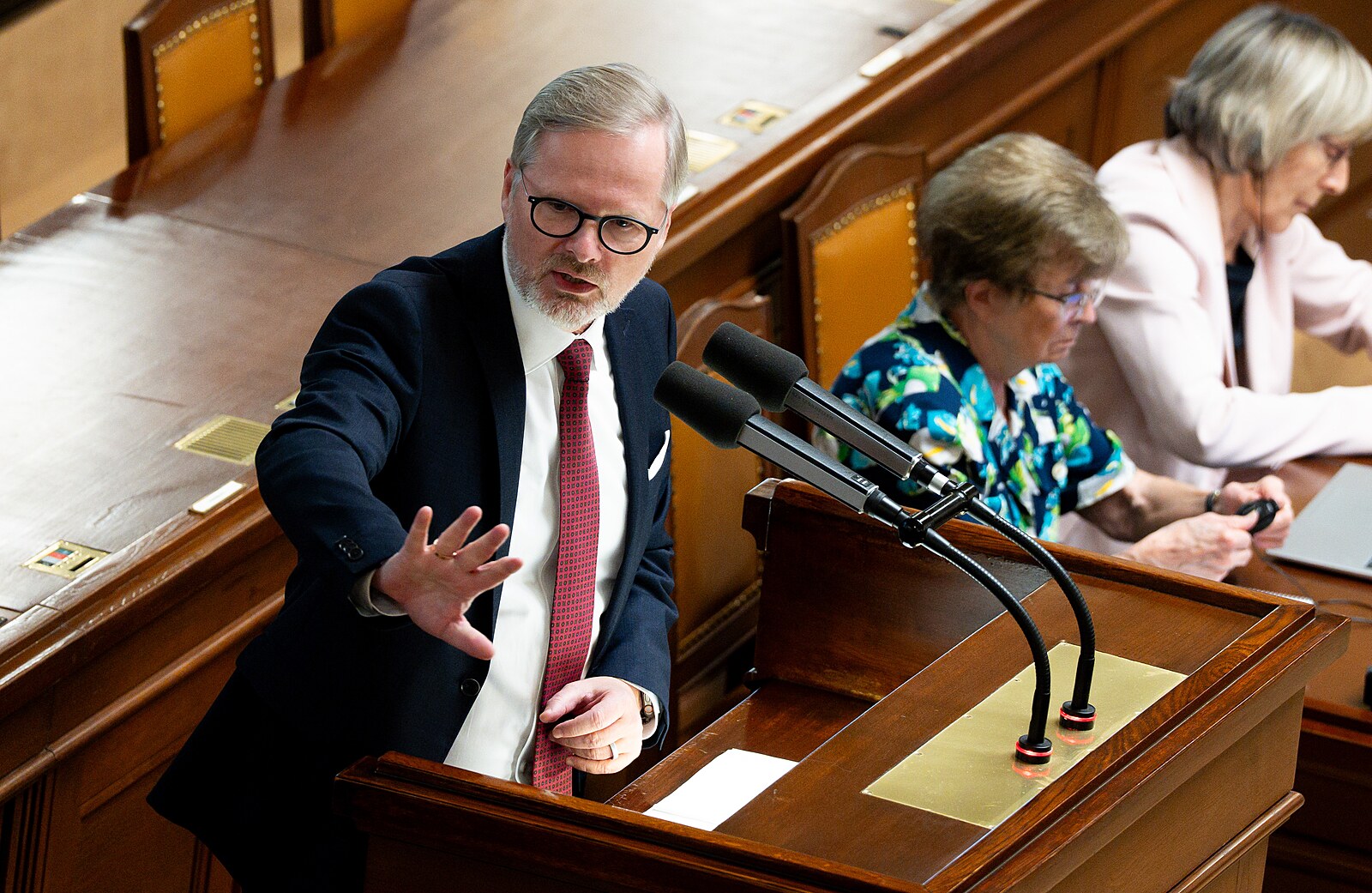 NÁZOR: Výborný Fiala a komičtí Piráti. Jinak nestála schůze o nedůvěře vládě ani za zmínku