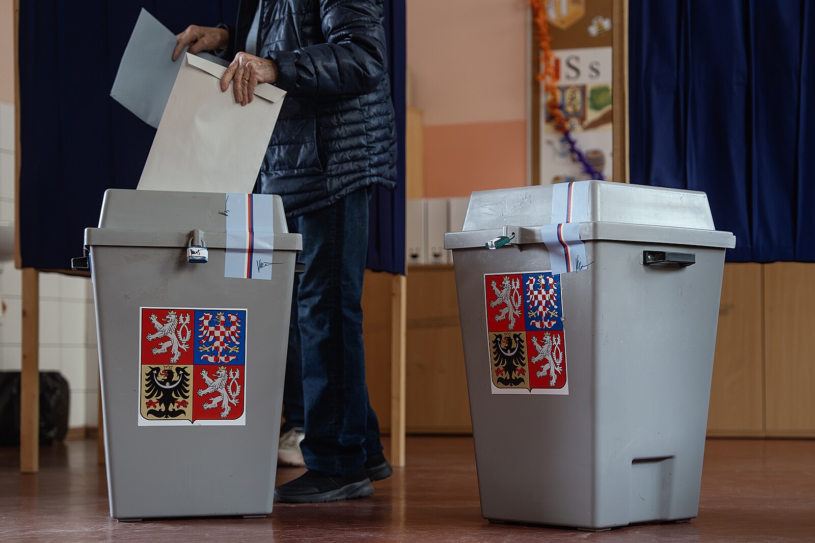 Druhý den komunálních voleb: Češi rozhodují, kdo bude vládnout jejich obci na další čtyři roky
