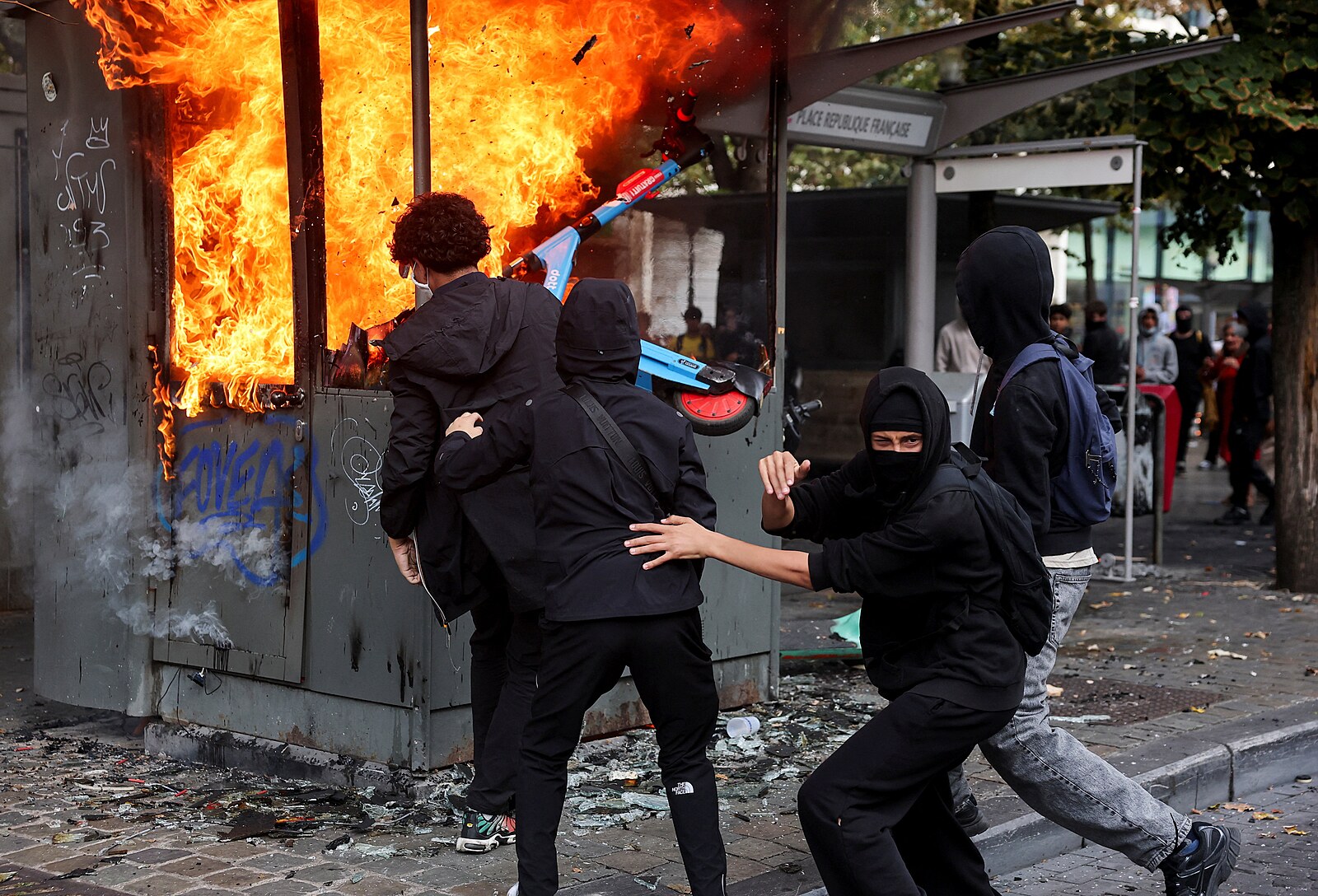 Školy ve Francii obnovují výuku, v Belgii propukly studentské protesty