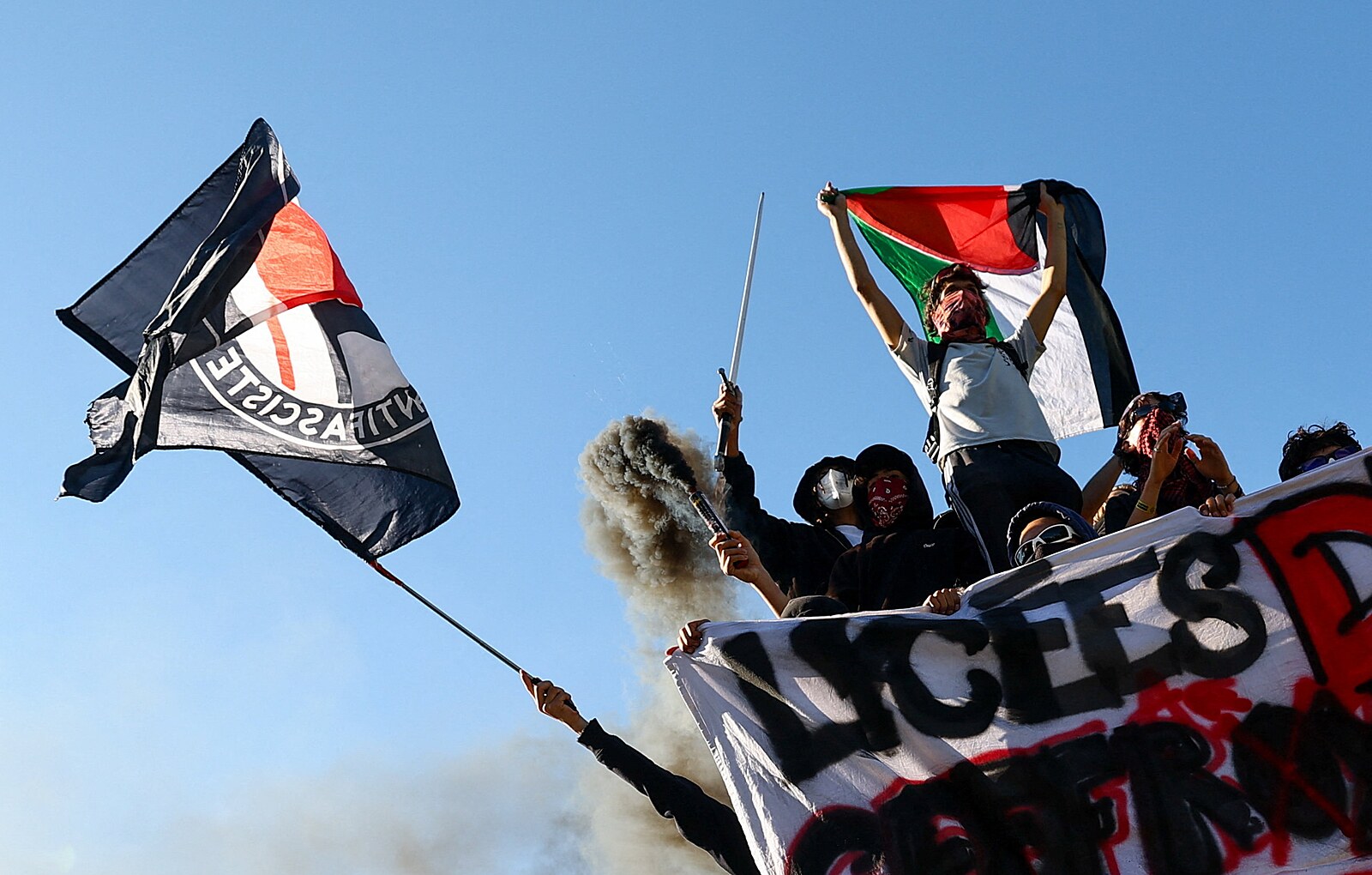 Statisícové protesty ve Francii. Zlynčování učitelů nepomůže, odsoudil premiér násilí