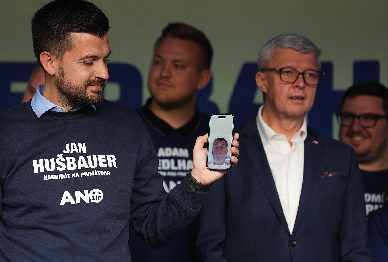 Volby 2026: Babiše ze závěru kampaně vyřadila horečka, lékař mu účast zakázal. S Hušbauerem si ale zavolal