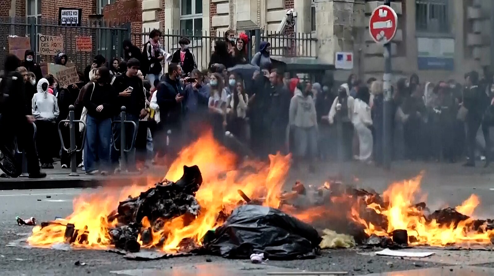 Středoškoláci z chudých předměstí Paříže podnítili protestní hnutí