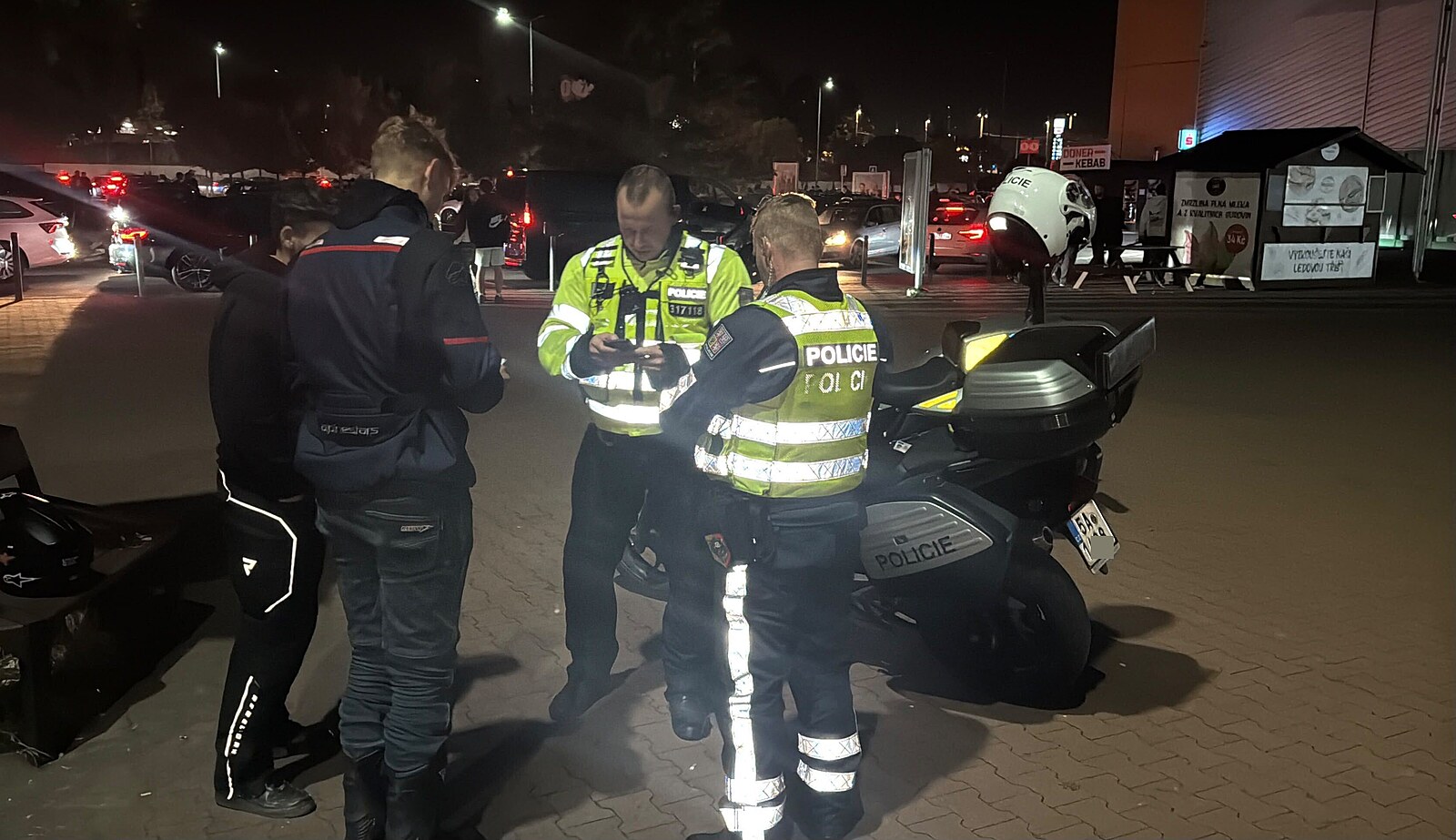 Policejní zákrok na „ilegálním“ tuningovém srazu: stovky přestupků a sebraný řidičák