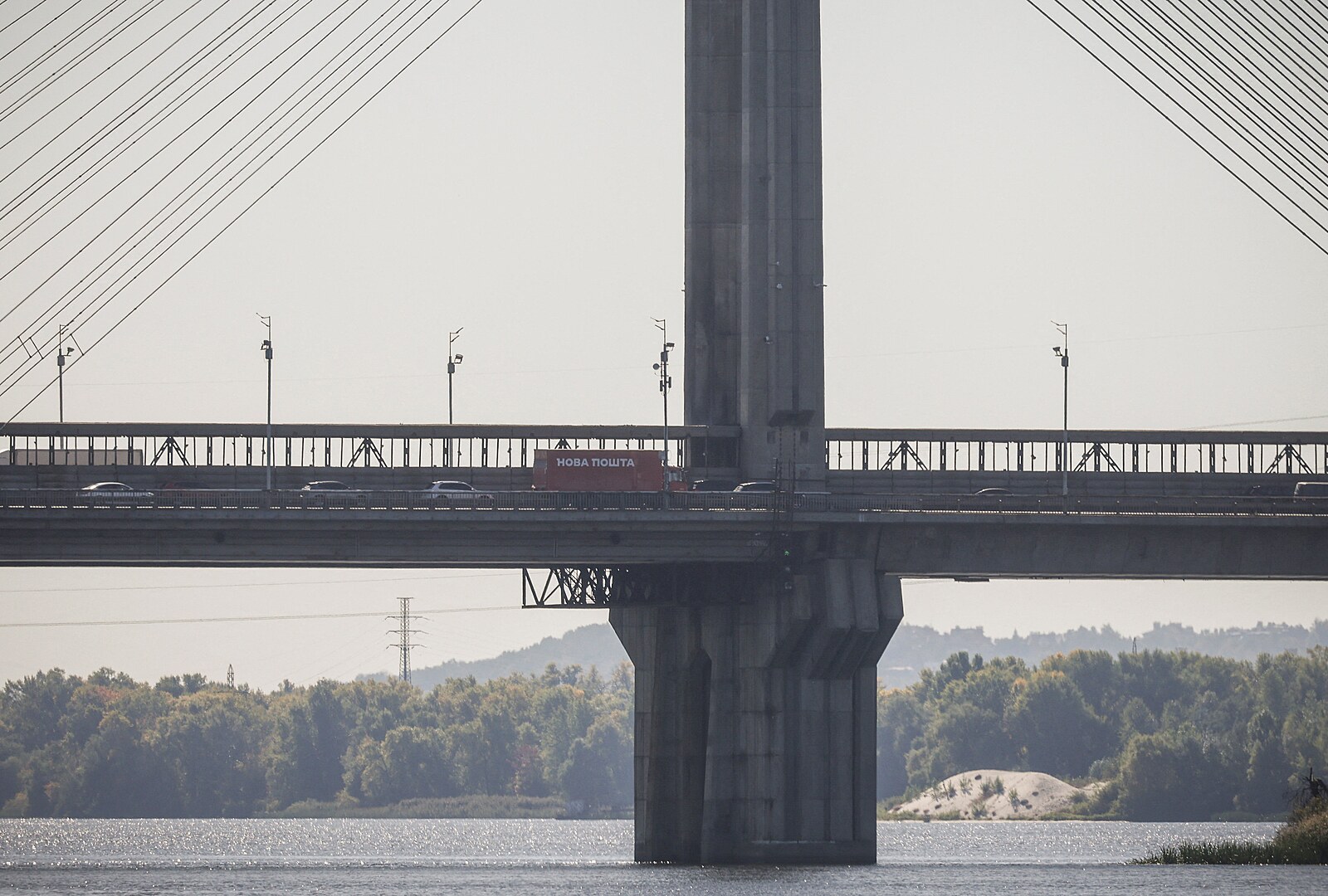 Rusové se zaměřili na klíčový most v Kyjevě, Ukrajinci zasáhli rafinerii ve Volgogradu