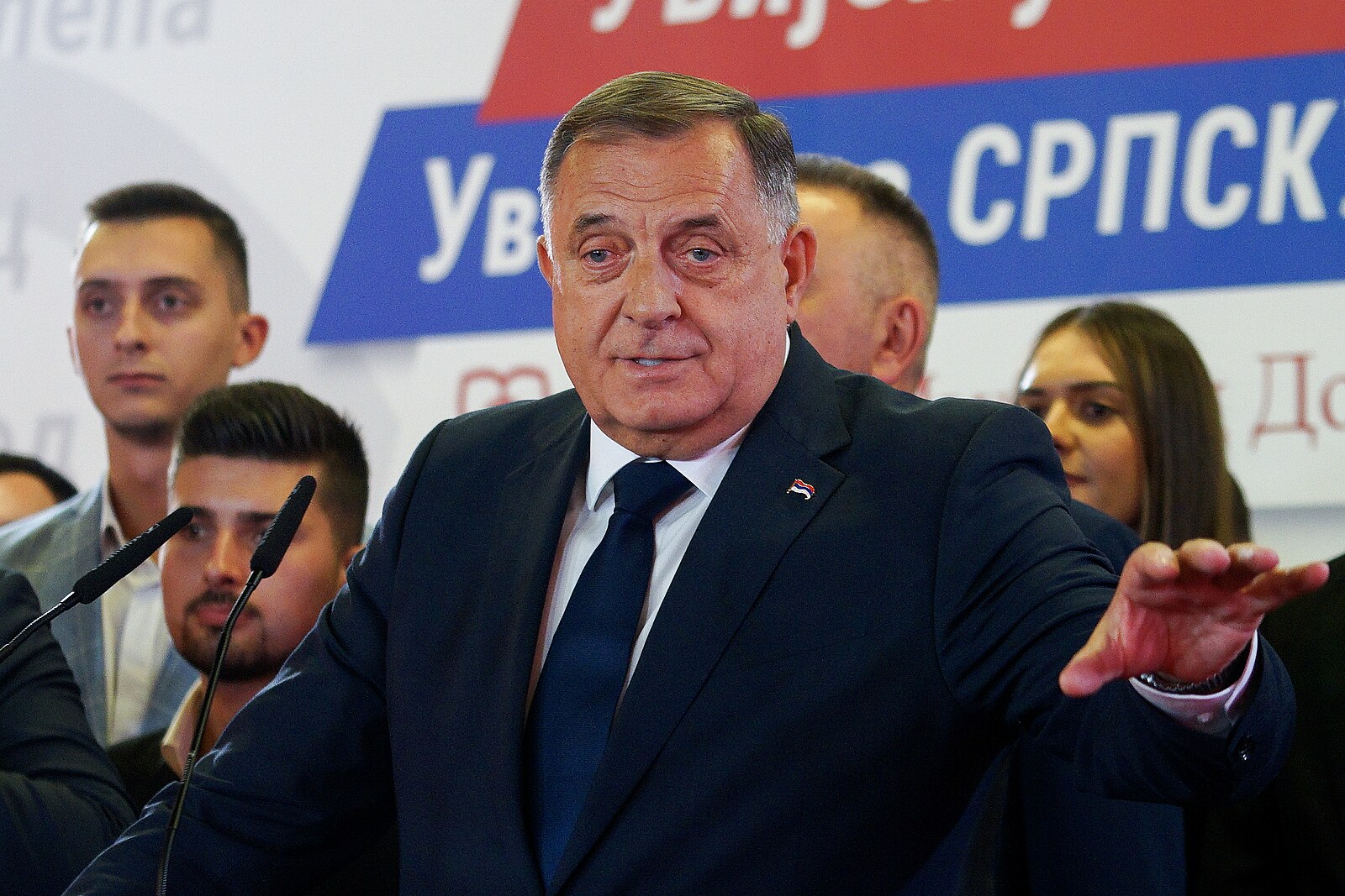 Bosenskosrbský politik Dodik oznámil volební výhru, děkoval Trumpovi i Putinovi
