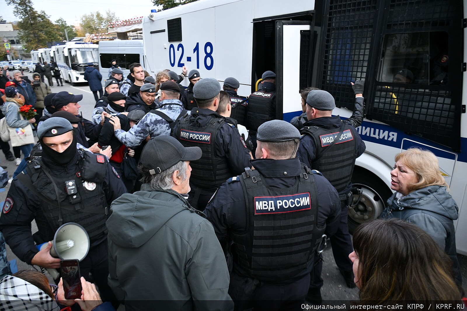 „Pryč s carem!“ znělo Moskvou. Policie z akce komunistů odvlekla desítky lidí