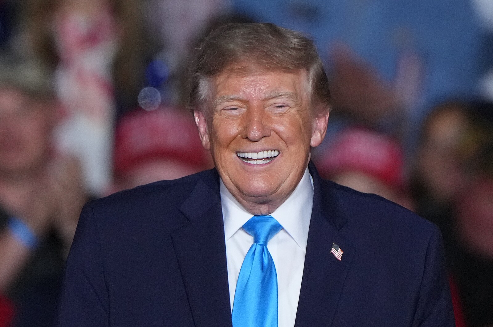 USA neobnoví útoky na Írán před volbami do Kongresu, oznámil Trump