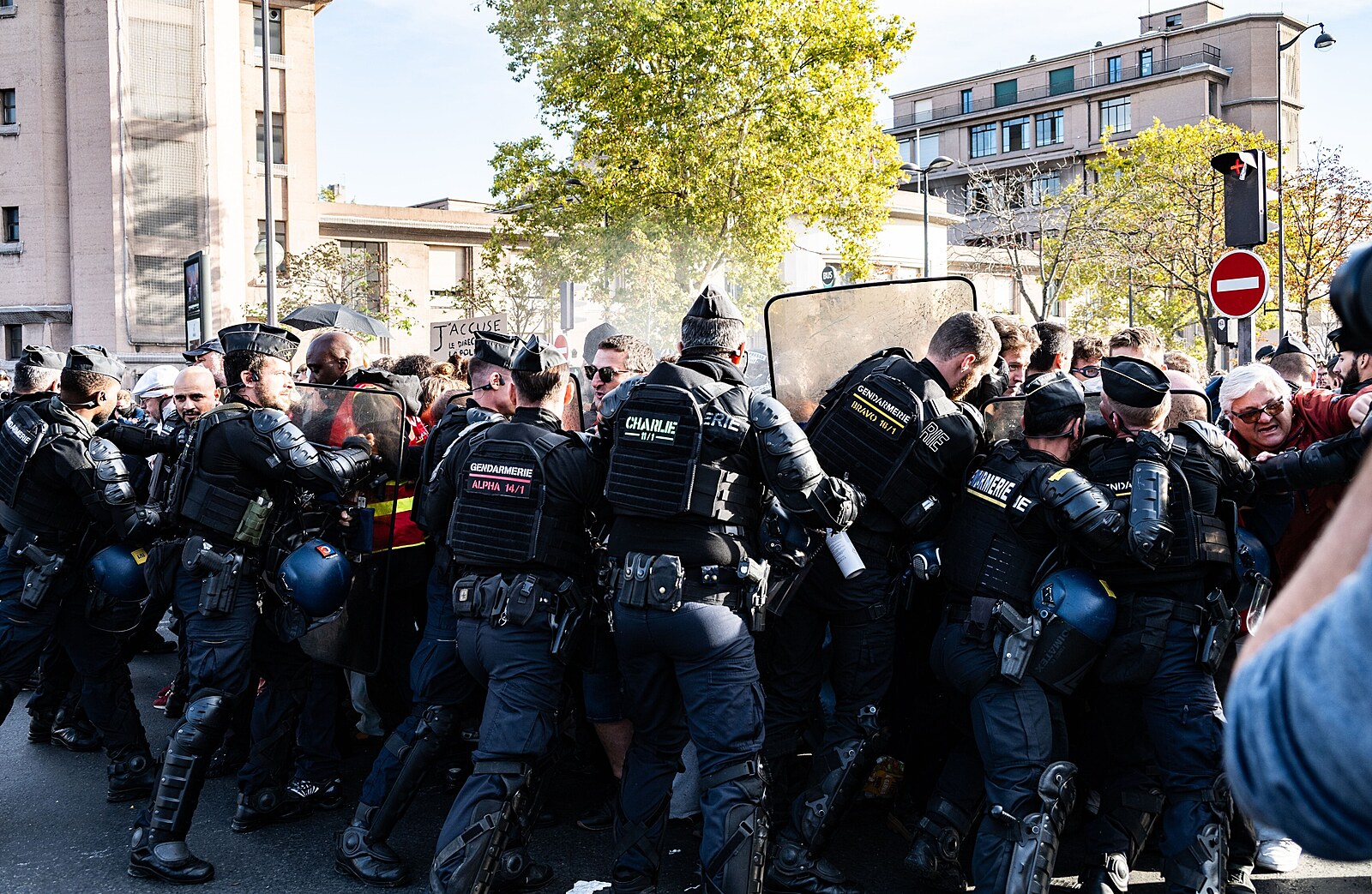 Už nejde jen o školy. Francie se otřásá, vláda hájí nasazení policejních granátů